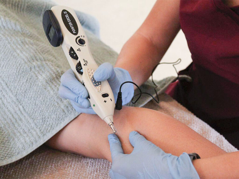 Mujer practicando un tratamiento de Pointer en el centro de fisioterapia de Crisalud