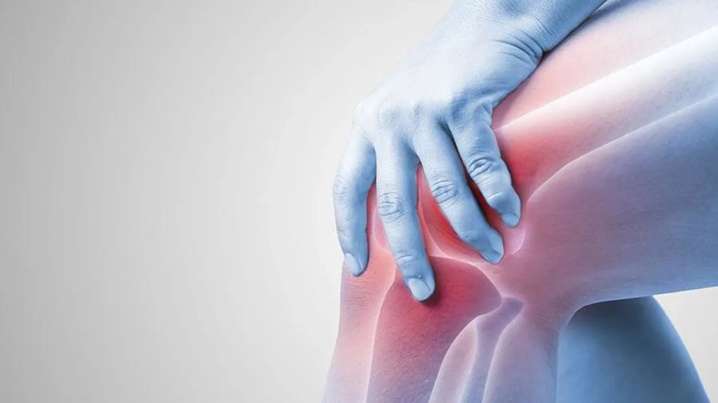 Persona sujetándose la rodilla por sufrir tendinopatía